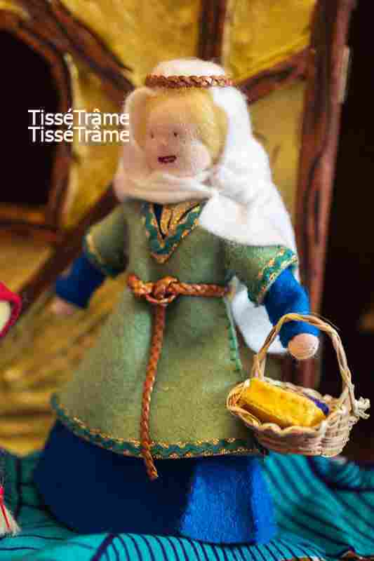 maman, dame, costume anglo-saxon, petit chaperon rouge, conte, feutrine, miniature, figurine, 1/12, diy